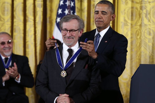 Steven Spielberg, 68 tuổi, đạo diễn lừng danh nhận huân chương từ ông Obama