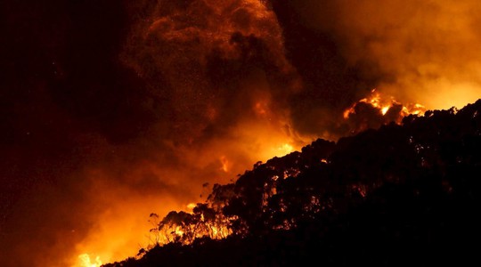 
Ngọn lửa bùng lên ở Wye River ngày 25-12. Ảnh: Reuters
