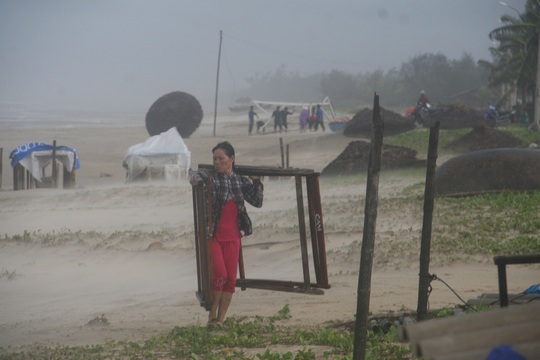 
Gió thổi mạnh kèm mưa lớn đã khiến những người dân miền biển gặp khó khăn

