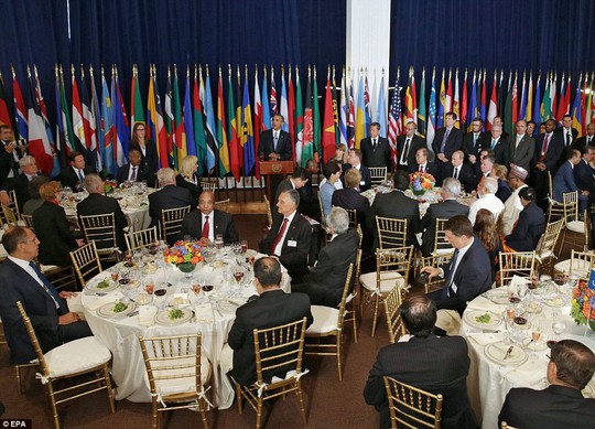 Các nhà lãnh đạo thế giới trong bữa tối do Tổng thư ký LHQ Ban Ki-moon tổ chức. Ảnh: Reuters, EPA