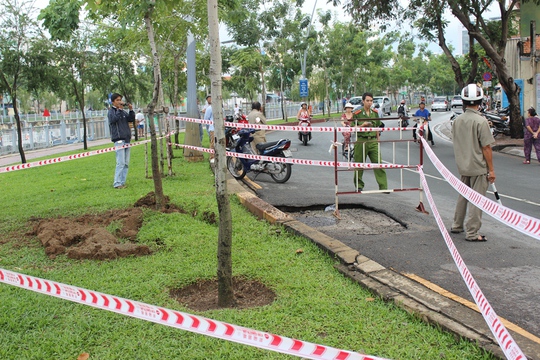 
Hiện trường vụ nổ hố ga ngày 15-10 tại đường Trường Sa (dọc kênh Nhiêu Lộc - Thị Nghè, phường 14, quận 3, TP HCM) khiến hàng chục người bỏ chạy
