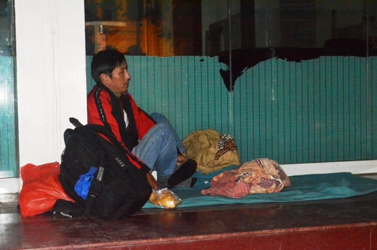 
Nhiệt độ xuống thấp kèm theo mưa khiến nhiều người vô gia cư tại Hà Nội càng thêm cơ cực
