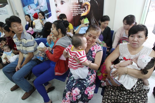 
Chị Trúc (quê ở Đồng Nai) cho biết: “May mắn sáng nay cháu đã được tiêm, không thì tôi cũng không biết phải làm thế nào, chắc phải thuê phòng ngủ lại rồi”
