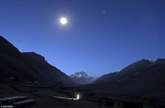 Không chỉ có luồng sáng phát ra từ nhà vệ sinh tại Tây Tạng, bạn còn có thể nhìn thấy cả ánh trăng và binh minh cùng xuất hiện vào một thời điểm.