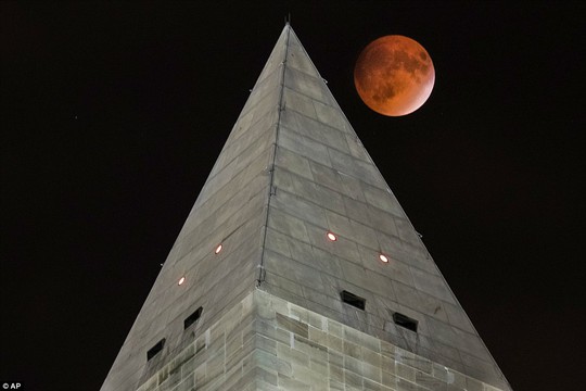 
Trăng đỏ mọc trên Đài tưởng niệm Washington đêm chủ nhật khiến những người yêu thiên văn mãn nhãn
