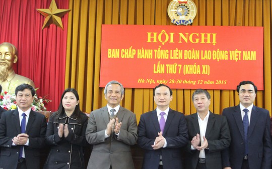 Ông Đặng Ngọc Tùng chúc mừng các đại biểu được bầu bổ sung vào BCH Tổng LĐLĐ Việt Nam khóa XI