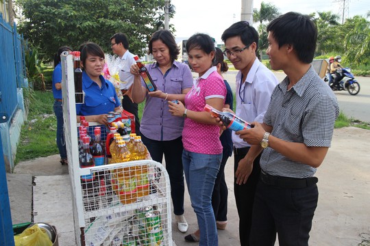 Công nhân mua hàng tại cửa hàng bình ổn của Công ty CP Kinh doanh thủy hải sản Sài Gòn