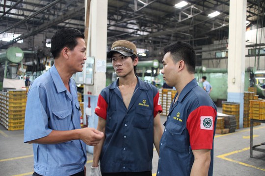 Ông Huỳnh Tấn Tài (bìa trái), Chủ tịch CĐ Công ty Hong Ik Vina - KCX Tân Thuận (TP HCM), thăm hỏi công nhân Ảnh: HỒNG ĐÀO