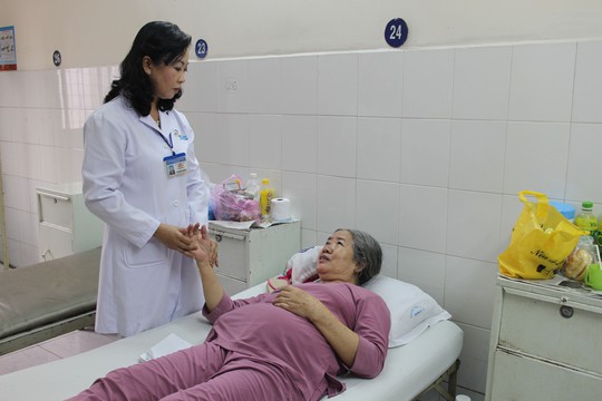 Điều dưỡng trưởng Lê Thanh Thủy thăm hỏi tình hình sức khỏe bệnh nhân