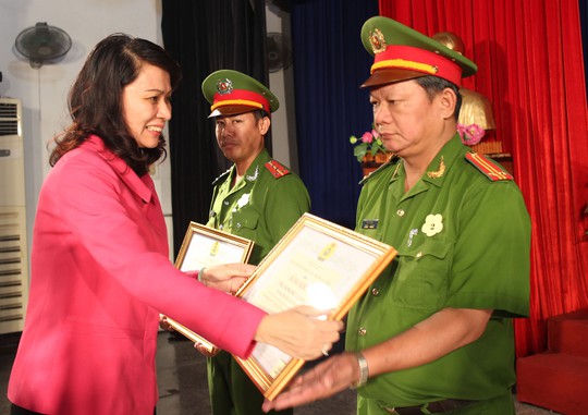 Bà Nguyễn Thị Thu, Chủ tịch LĐLĐ TP HCM, trao bằng khen cho các đơn vị xuất sắc trong chương trình “3 giảm”