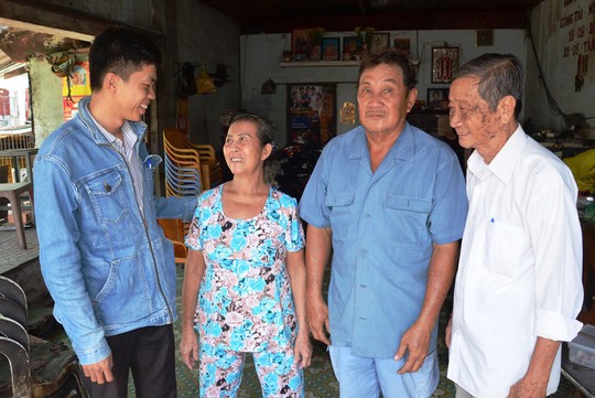 Anh Lê Vĩnh Toàn (bìa trái) - nhân viên Chi nhánh CEP quận 8, TP HCM - đến thăm hỏi gia đình một thành viên