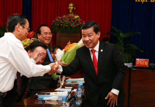 
Các cán bộ tỉnh chúc mừng ông Trần Thanh Liêm (bìa phải) làm Chủ tịch tỉnh
