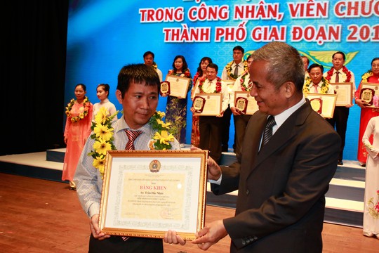 
Chủ tịch Tổng LĐLĐ Việt Nam Đặng Ngọc Tùng, tặng bằng khen cho điển hình tiên tiến trong công nhân
