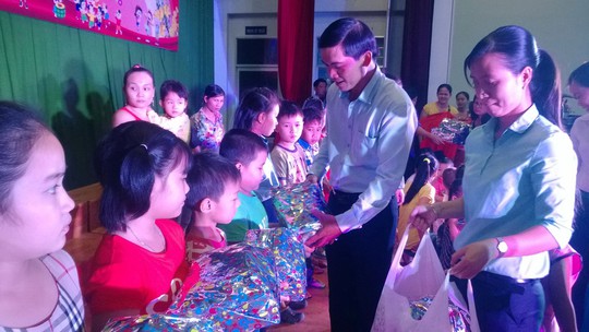 Ông Nguyễn Ngọc Bảo, Trưởng ban Tuyên giáo LĐLĐ TP HCM tặng quà cho con CNVC-LĐ khó khăn