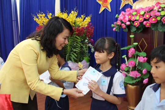 Bà Nguyễn Thị Thu, Chủ tịch LĐLĐ TP HCM, trao học bổng cho học sinh nghèo huyện Củ Chi