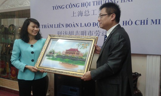 Bà Nguyễn Thị Thu, Chủ tịch LĐLĐ TP HCM, tặng quà cho ông Yang Yongping, Phó Chủ tịch Tổng Công hội Thượng Hải