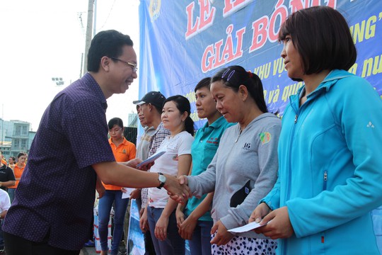 Ông Nguyễn Thành Đô, Chủ tịch Công đoàn các KCX-KCN TP HCM, tặng quà cho công nhân có hoàn cảnh khó khăn