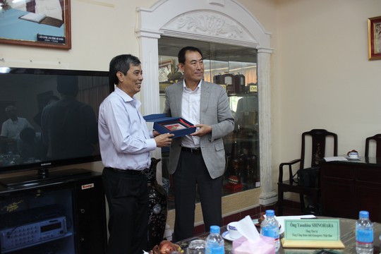 
Ông Nguyễn Văn Khải (bìa trái), Phó Chủ tịch Thường trực LĐLĐ TP HCM, trao quà lưu niệm cho đoàn Tổng Công đoàn Nhật Bản
