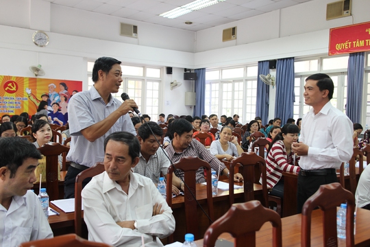 Cán bộ Công đoàn quận 5 trao đổi ý kiến với ông Nguyễn Ngọc Bảo, Phó Ban Tuyên giáo LĐLĐ TP HCM