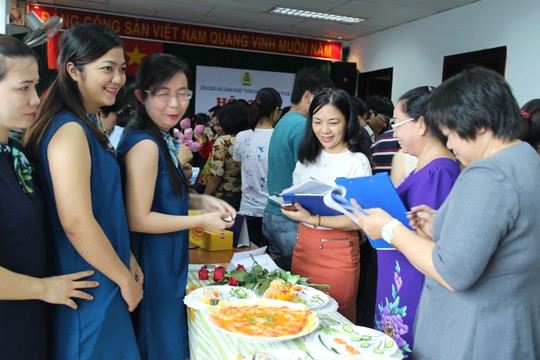 Ban giám khảo chấm điểm hội thi “Trang trí đĩa thức ăn”