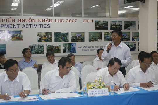 Cán bộ Công đoàn cơ sở trao đổi ý kiến tại buổi đối thoại với ban tổng giám đốc do Công đoàn Tổng Công ty Cấp nước Sài Gòn tổ chức