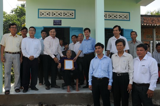 
Đại diện EVNSPC và chính quyền địa phương tại lễ trao tặng nhà tình nghĩa&nbsp;cho các mẹ Việt Nam anh hùng
