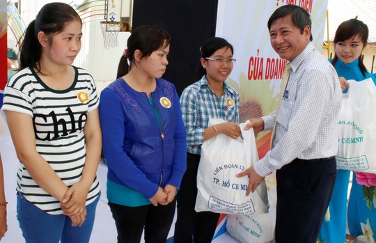 Ông Trần Thanh Hải, Phó Chủ tịch Thường trực Tổng LĐLĐ Việt Nam, tặng quà cho nữ công nhân có hoàn cảnh khó khăn tại TP HCM