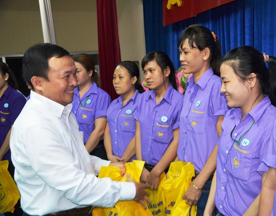 Ông Ngô Thanh Bắc, Phó Chủ tịch LĐLĐ quận 6 tặng quà cho nữ CNVC-LĐ