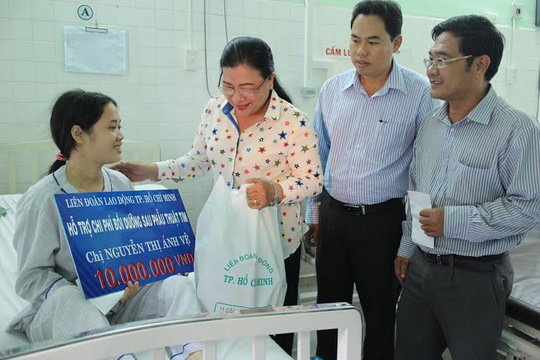 Lãnh đạo LĐLĐ TP HCM thăm chị Nguyễn Thị Ánh Vệ tại Viện Tim TP