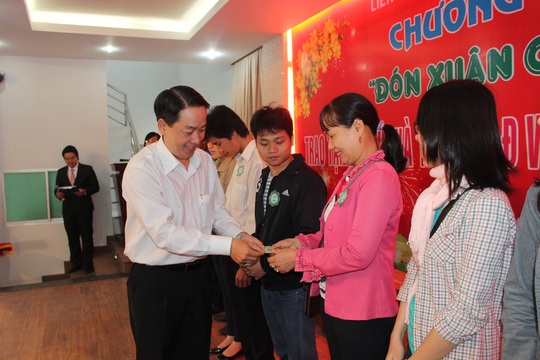 Ông Kiều Ngọc Vũ, Phó Chủ tịch LĐLĐ TP HCM, trao vé xe cho CNVC-LĐ quận Bình Thạnh