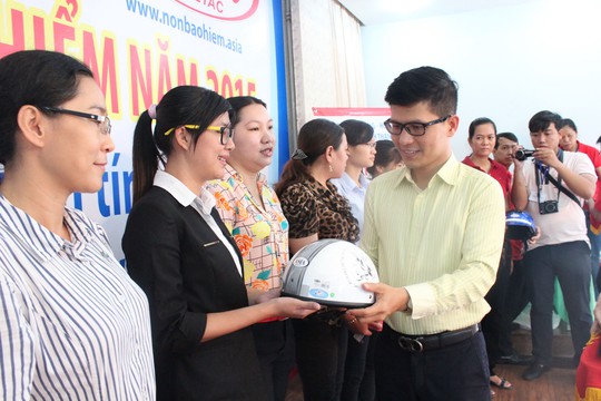 Ông Nguyễn Mai Huy, Phó Ban Tuyên giáo LĐLĐ TP HCM, tặng mũ bảo hiểm cho hội viên