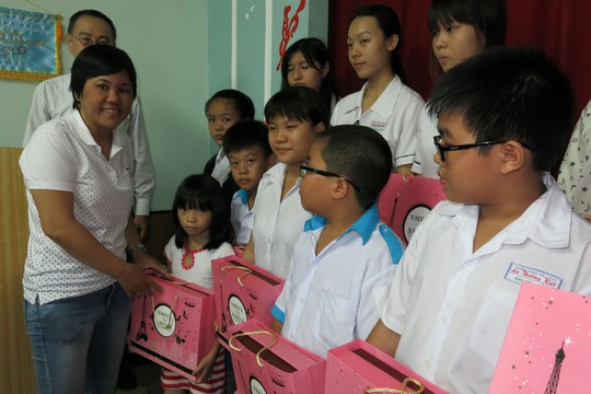 Đại diện Công ty TNHH MTV Thực phẩm Bình Vinh Sài Gòn tặng bánh trung thu cho trẻ em nghèo