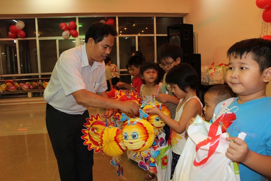 Ông Giang Văn Nam, Chủ tịch LĐLĐ quận Gò Vấp, tặng lồng đèn cho thiếu nhi Ảnh: THANH NGA