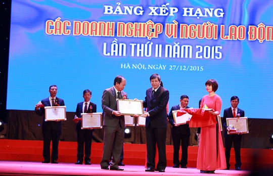 Ông Trần Thanh Hải (bìa phải), Phó Chủ tịch Thường trực Tổng LĐLĐ Việt Nam, tặng bằng khen cho các doanh nghiệp tiêu biểu