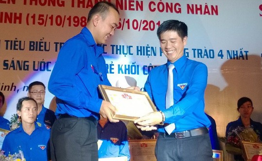 Ông Cao Văn Đức (phải), Bí thư Đoàn Khối Doanh nghiệp Công nghiệp trung ương, trao bằng khen cho công nhân tiêu biểu