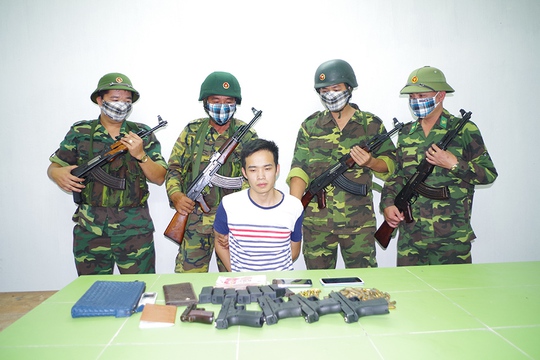 
Lực lượng biên phòng bắt giữ Yanchao cùng số vũ khí tang vật
