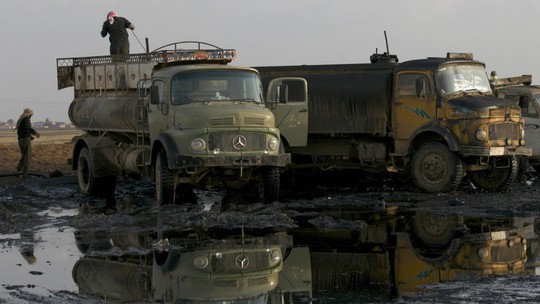 Xe chở dầu ở gần mỏ dầu Qamshli, Đông Bắc Syria. Ảnh minh họa: Reuters