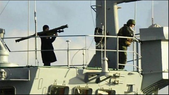 Binh sĩ Nga vác súng phóng rốc-két trên tàu Ceasar Konikov. Ảnh: Hurriyet