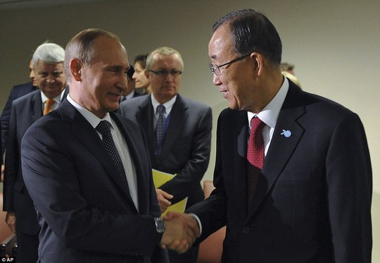 Ông Putin (trái) bắt tay Tổng thư ký LHQ Ban Ki-moon. Ảnh: AP