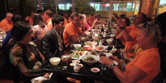 Các thủy thủ thưởng thức các món ăn Việt