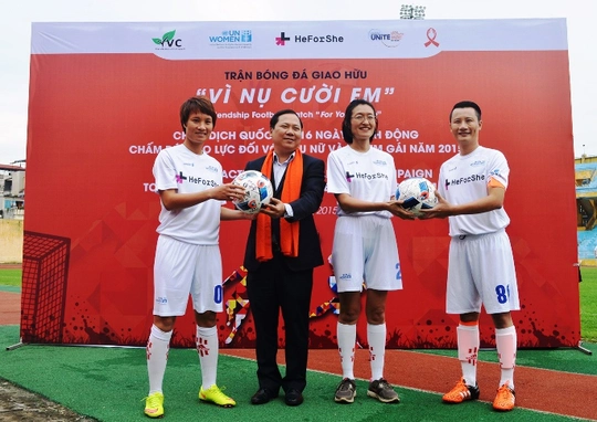 
Cầu thủ Minh Nguyệt (bìa trái), thành viên đội tuyển nữ Việt Nam, cùng ca sĩ Hoàng Bách (bìa phải) lên trao 2 quả bóng có đầy đủ chữ ký 2 đội cho Ban tổ chức
