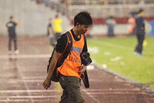 
Tuy nhiên, không phải ai cũng trang bị trước, trong ảnh phóng viên Nguyễn Quang của Zing phải chịu ướt mưa
