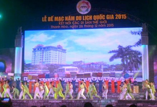 
Một trong những tiết mục văn nghệ trong đêm bế mạc Năm du lịch Quốc gia 2015 tại Thanh Hóa
