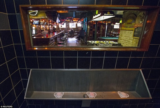 Quán rượu Streeters Tavern, Illinois, Mỹ, lắp kính một chiều trong nhà vệ sinh cho phép du khách nhìn thẳng ra khu vực quầy bar nhưng vẫn đảm bảo sự riêng tư.