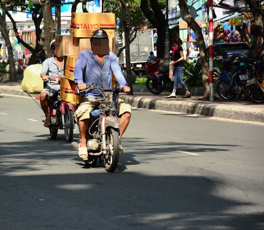 Một xe “cà tàng” lưu thông trên đường ở TP HCM