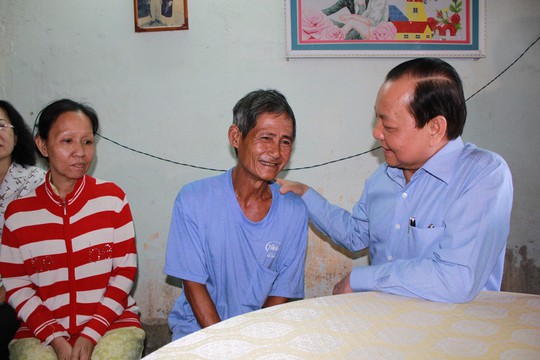 Bí thư Thành ủy TP HCM Lê Thanh Hải thăm một hộ nghèo ở quận 9