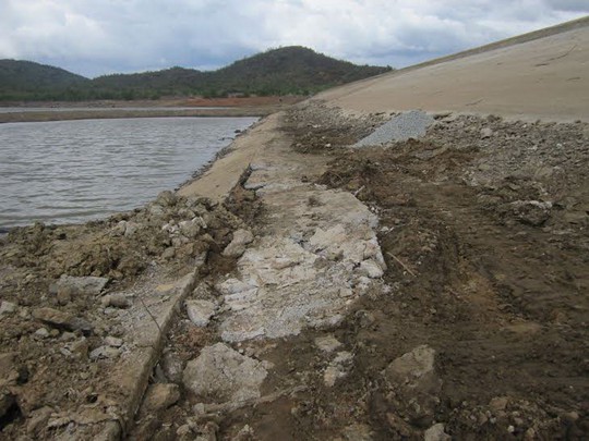 Mái đập hạ lưu hồ Lanh Ra (xã Phước Sơn, huyện Ninh Phước, tỉnh Ninh Thuận) bị sạt lở Ảnh: LÊ TRƯỜNG