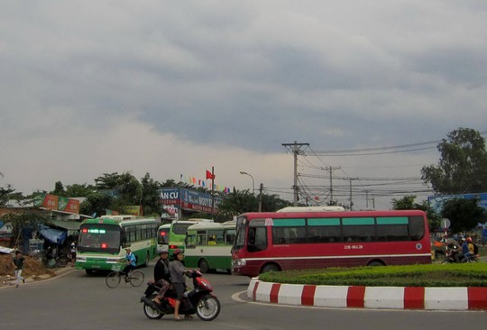 Xe buýt hoạt động trong khu Đại học Quốc gia TP HCM Ảnh: GIA MINH