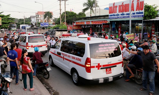 Hai xe cấp cứu “chào thua” biển người tại ngã ba K.J (thị xã Tân Uyên, tỉnh Bình Dương)