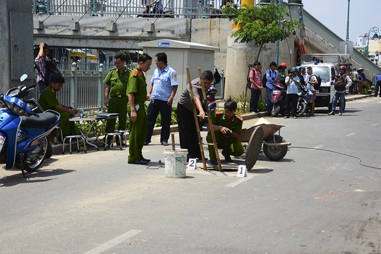 Ngày 13-5, trên bờ kênh Tân Hóa - Lò Gốm (quận 6, TP HCM) từng xảy ra vụ nổ từ hố ga khiến một công nhân nhập viện